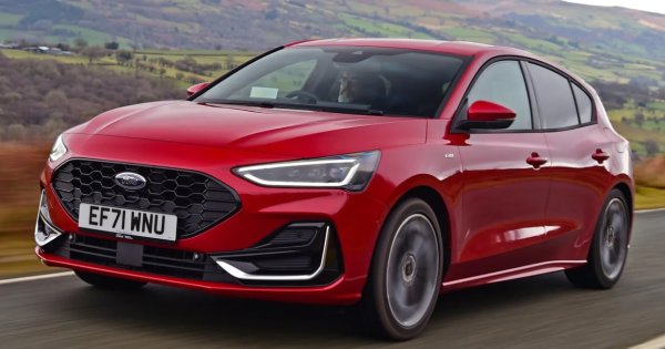Ако забавлението зад волана е приоритет, Ford Focus трябва да бъде нагоре в списъка ви. Поддържайки традицията на предишните поколения, най-новият Focus поставя удоволствието от шофирането на първо място с бързи реакции и отличен контрол. 

Focus може да бъде оборудван с бензинова или хибридна мощност, като всеки от вариантите има своите предимства.
Най-голямата критика към стария Focus беше липсата на вътрешно пространство. Ппо-дългото междуосие на най-новия модел означава, че пространството в кабината е значително подобрено. Има достатъчно място за четирима възрастни, а багажникът също се радва на по-голям обем.

Минуси
• Не най-добрата автоматична скоростна кутия
• По-малък багажник 
• Липса на plug-in хибридна опция
